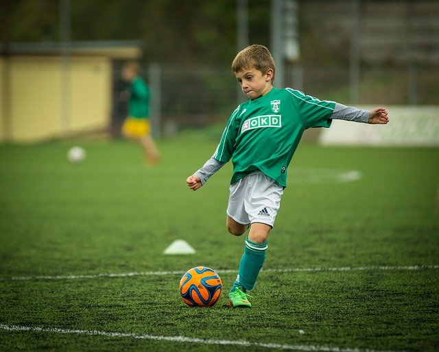 díte hraje fotbal