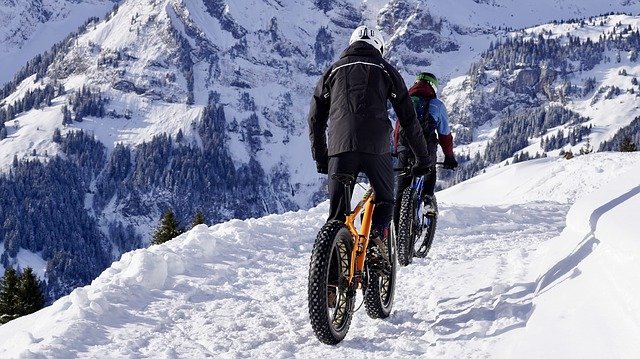 cyklista na sněhu
